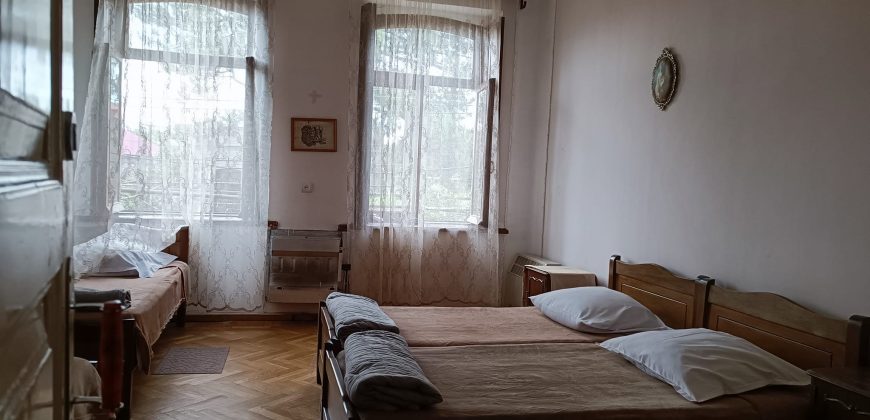 იყიდება 2 სართულიანი სახლი ქ. გორის ცენტრში