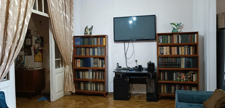 იყიდება 2 სართულიანი სახლი ქ. გორის ცენტრში