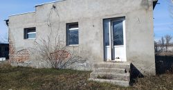 იყიდება მიწის ნაკვეთი შენობით გორში, კარალეთის გზაზე