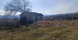 იყიდება მიწის ნაკვეთი შენობით გორში, კარალეთის გზაზე