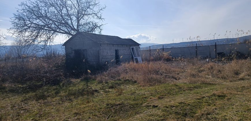 იყიდება მიწის ნაკვეთი შენობით გორში, კარალეთის გზაზე