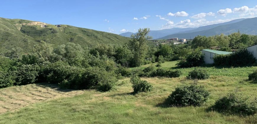 იყიდება მიწის ნაკვეთი გორში, სოფელ ბერბუკთან