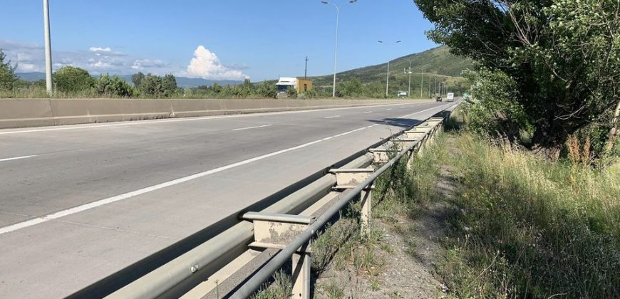 იყიდება მიწის ნაკვეთი გორში, სოფელ ბერბუკთან