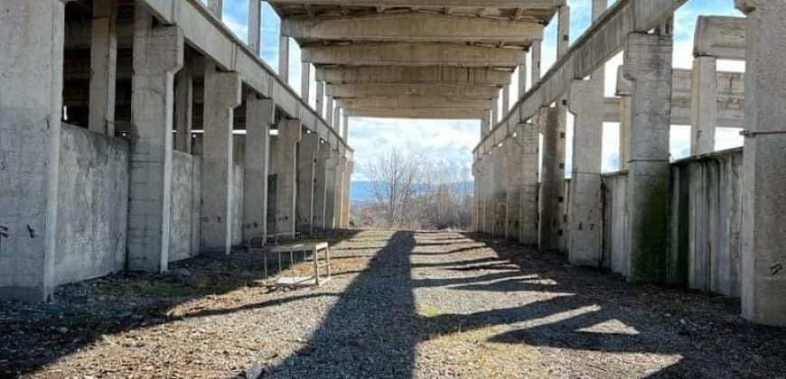 იყიდება მიწის ნაკვეთი შენობა-ნაგებობებით ქ. გორთან