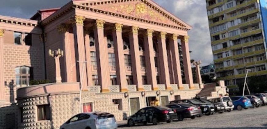 ქირავდება 3 ოთახიანი ბინა ბათუმში, ბულვარის შესასვლელში