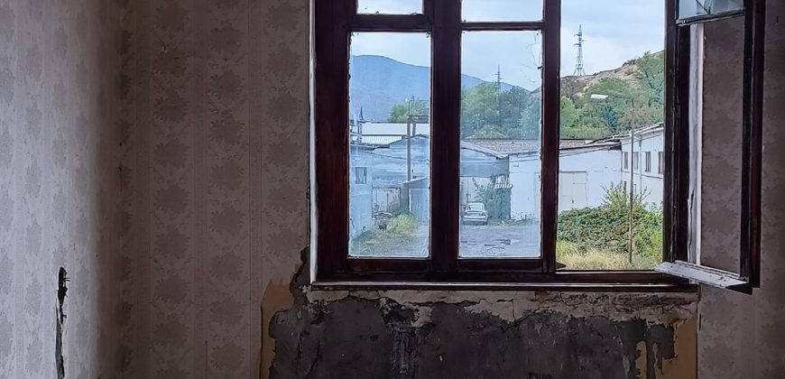 იყიდება მიწის ნაკვეთი შენობა-ნაგებობებით გორში, შინდისის გზატკეცილზე