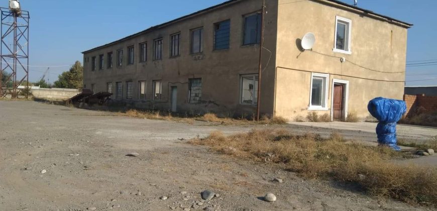 იყიდება მიწის ნაკვეთი შენობა-ნაგებობებით გორში, შინდისის გზატკეცილზე