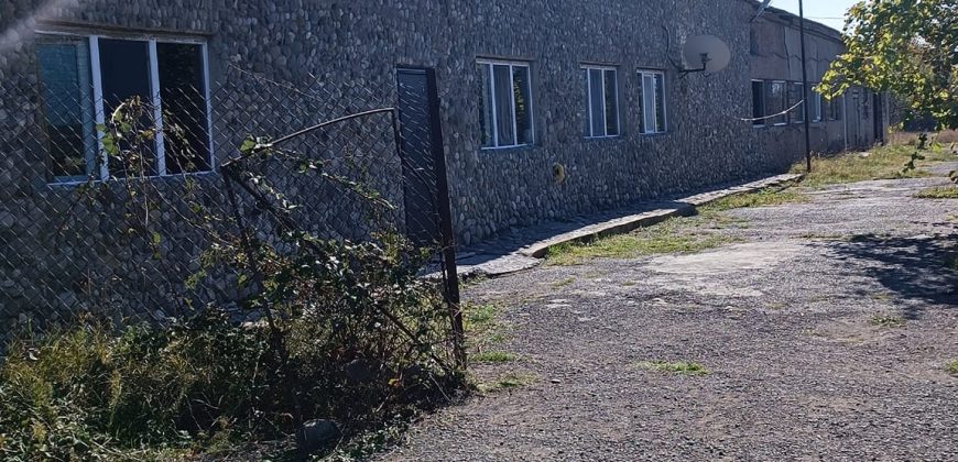 იყიდება მიწის ნაკვეთი, სახლით და საკალმახით გორში, ვოლოგდის დასახლებაში