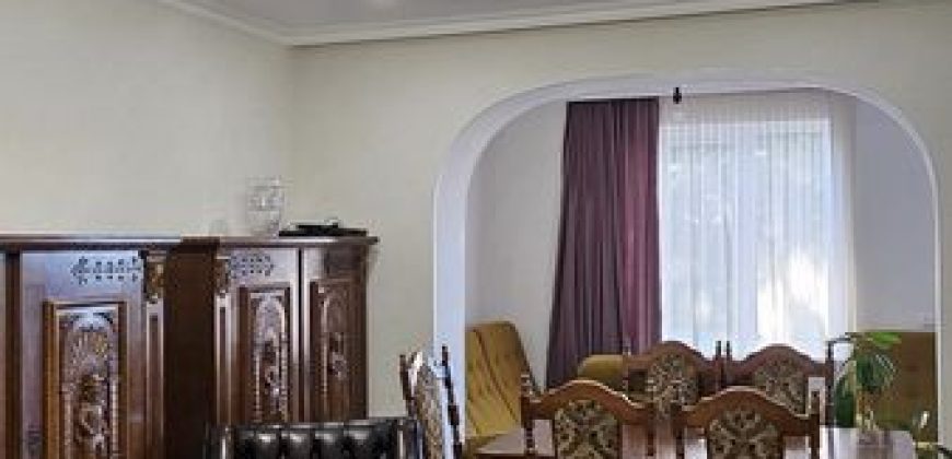 იყიდება 3 ოთახიანი ბინა გორში, სტალინის გამზირზე