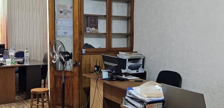 იყიდება მიწის ნაკვეთი ძველი სახლით ქ. გორის ცენტრში