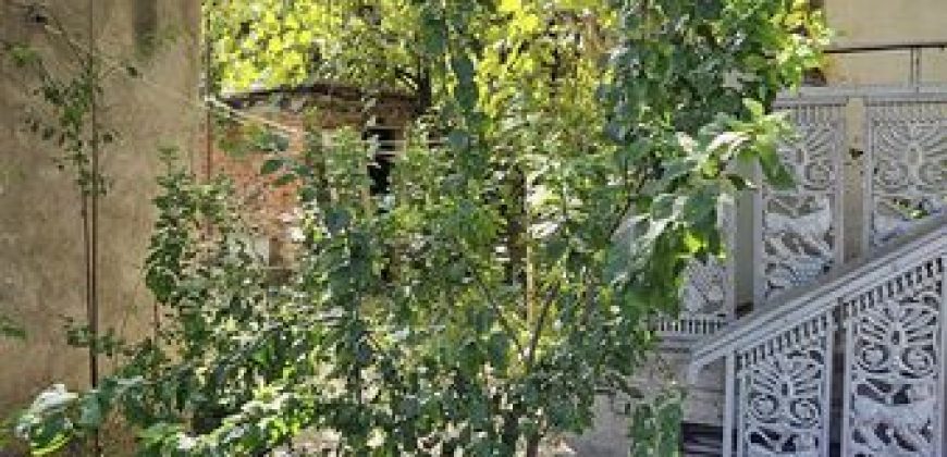 იყიდება მიწის ნაკვეთი ძველი სახლით ქ. გორის ცენტრში