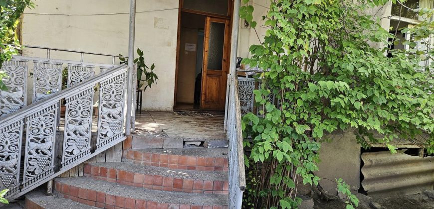 იყიდება მიწის ნაკვეთი ძველი სახლით ქ. გორის ცენტრში