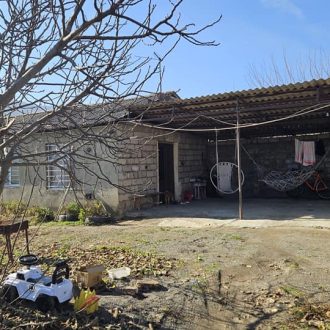 იყიდება სახლი ბოქსებით გორის რაიონ, სოფ. ტინისხიდში