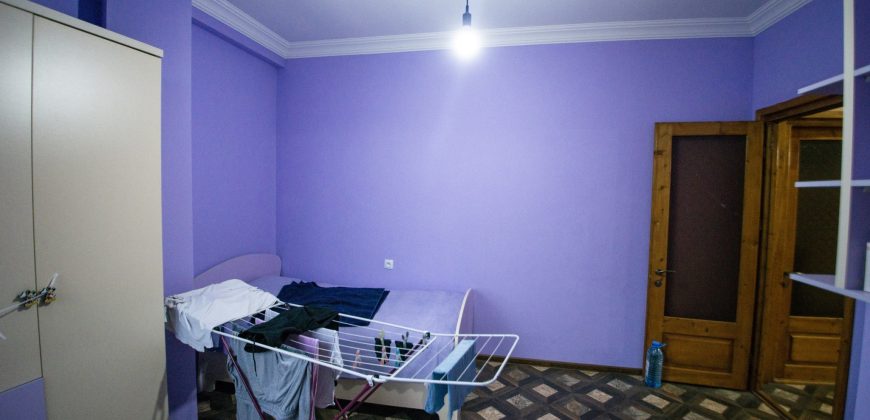 იყიდება 4 ოთახიანი ბინა ქ. გორის ცენტრში