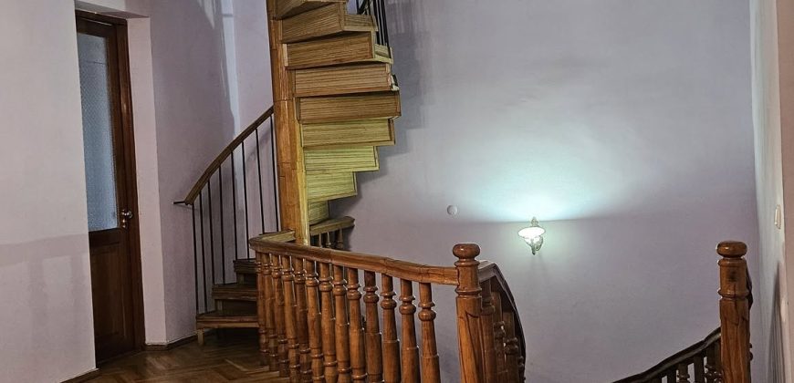 იყიდება საკუთარი სახლი გორში, სამხატვრო სკოლის მიმდებარედ