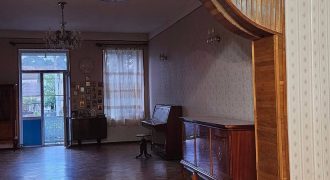 იყიდება 2 სართულიანი სახლი ქ. გორის ცენტრში