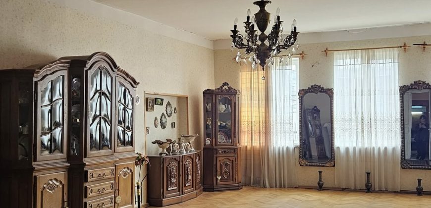 იყიდება სახლი ქ. გორის ცენტრში