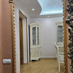 იყიდება 3 ოთახიანი ბინა გორში, სტალინის გამზირზე