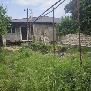 იყიდება კომერციული მიწის ნაკვეთი სახლით გორში, შინდისის გზატკეცილის მე-2 კილომეტრზე
