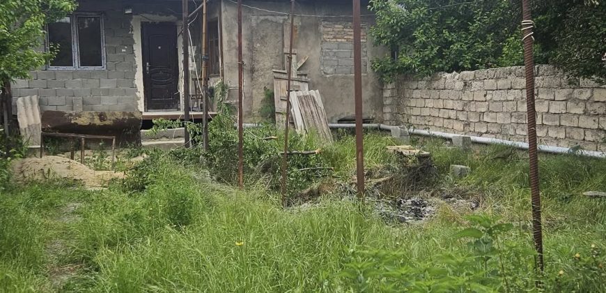 იყიდება კომერციული მიწის ნაკვეთი სახლით გორში, შინდისის გზატკეცილის მე-2 კილომეტრზე