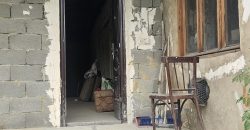 იყიდება კომერციული მიწის ნაკვეთი სახლით გორში, შინდისის გზატკეცილის მე-2 კილომეტრზე