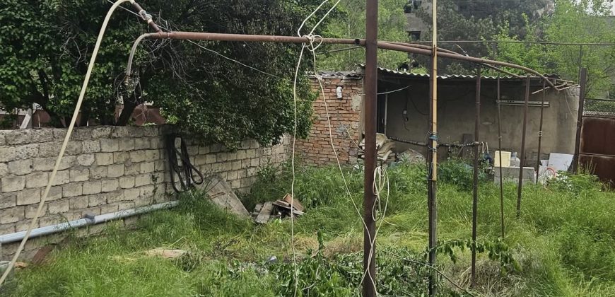 იყიდება კომერციული მიწის ნაკვეთი სახლით გორში, შინდისის გზატკეცილის მე-2 კილომეტრზე