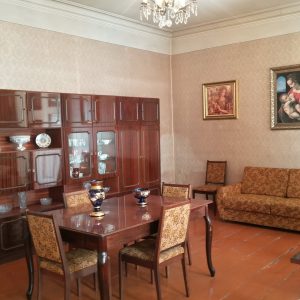 იყიდება 2 ოთახნახევრიანი ბინა ქ. გორის ცენტრში