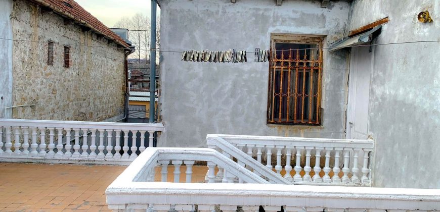იყიდება 2 სართულიანი სახლი გორში, ჰოსპიტლის მიმდებარედ