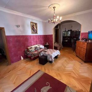 იყიდება სახლი კომერცოული ფართით ქ. გორის ცენტრში