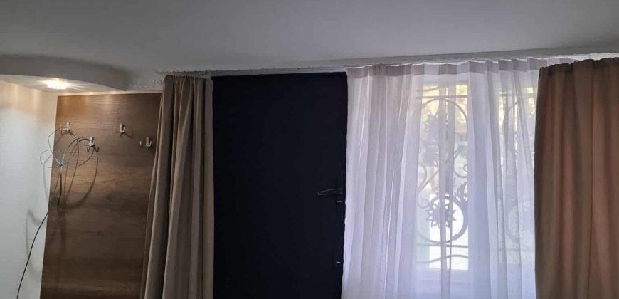 ქირავდება 2 ოთახიანი ბინა საკუთარი სახლის პირველ სართულზე გორში, კვერნაკის დასახლებაში