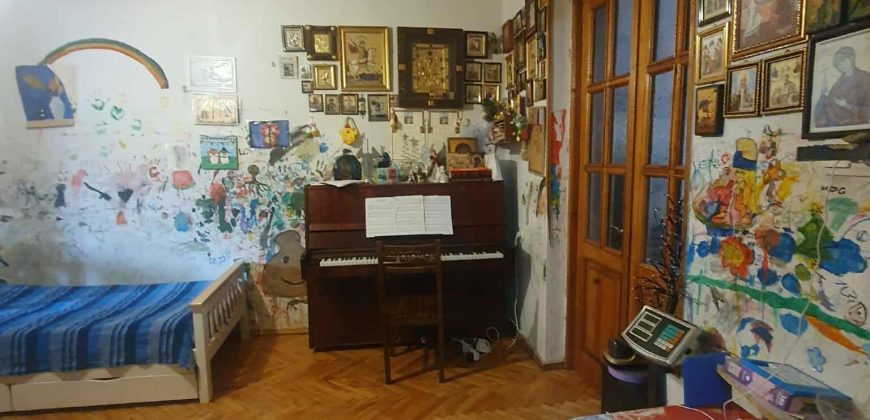 იყიდება 2 ოთახიანი ბინა გორში, სტალინის გამზირზე