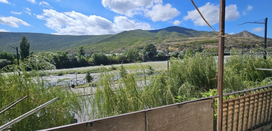 იყიდება 3 ოთახიანი ბინა გორში, წყაროს უბანში