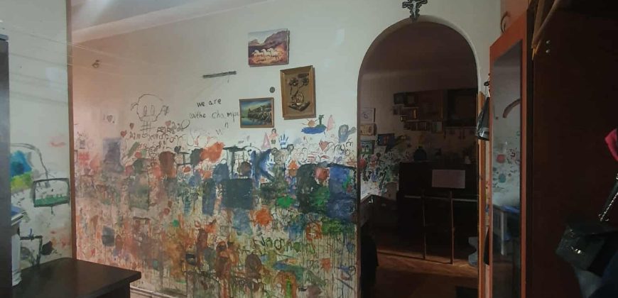 იყიდება 2 ოთახიანი ბინა გორში, სტალინის გამზირზე