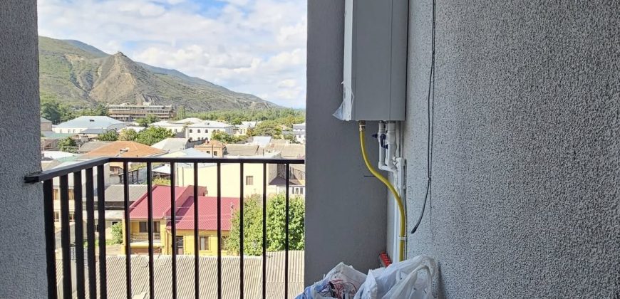 იყიდება 2 ოთახიანი ბინა ქ. გორის ცენტრში