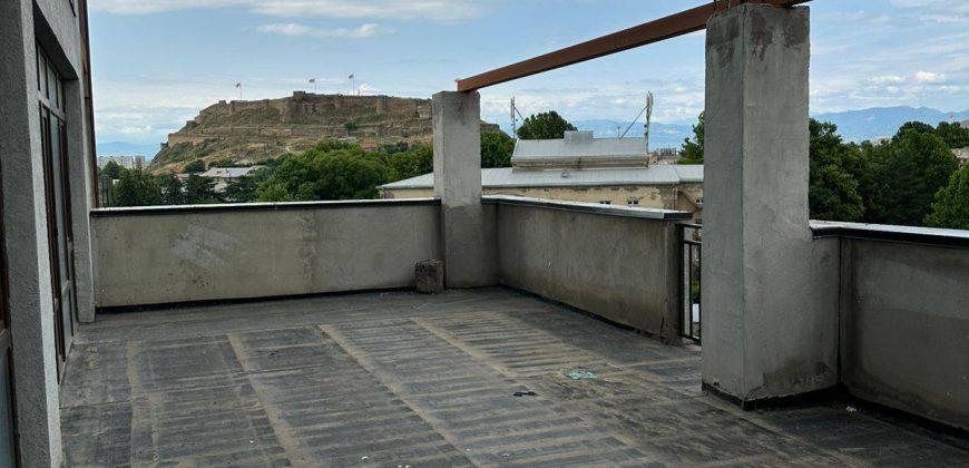 იყიდება 3 ოთახიანი ბინა ქ. გორის ცენტრში