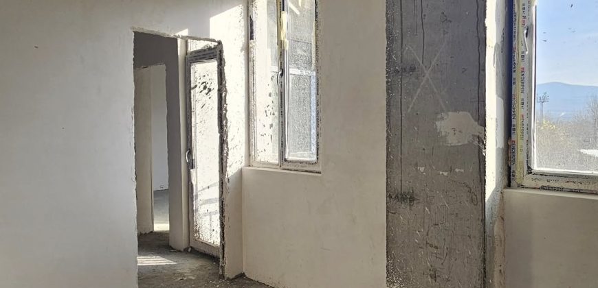 იყიდება 4 ოთახიანი ბინა გორში, ჭალის დასახლებაში