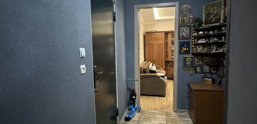 იყიდება 2 ოთახნახევიანი ბინა გორში, კომბინატის დასახლებაში