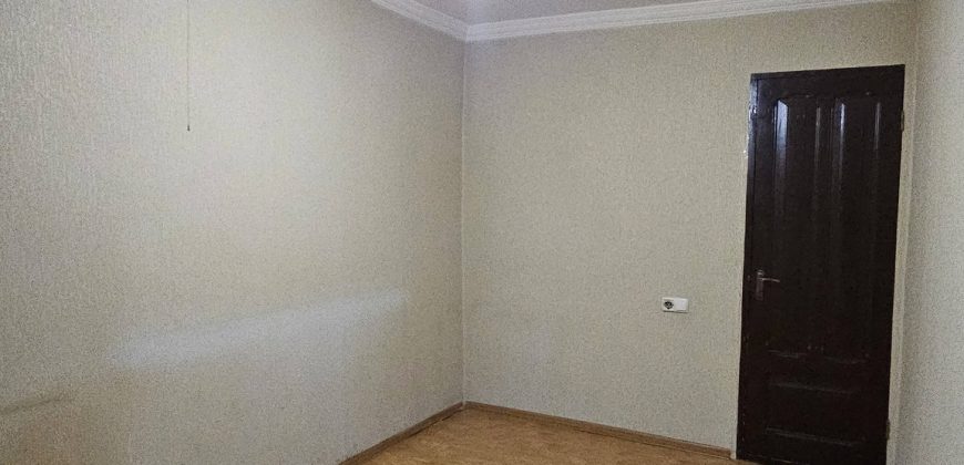 იყიდება 5 ოთახიანი ბინა კომერცოული ფართით გორში, კომბინატის დასახლებაში