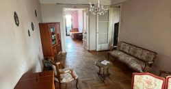 იყიდება 2 ოთახიანი ბინა გორში, სტალინის გამზირზე