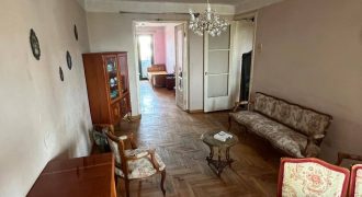 იყიდება 2 ოთახიანი ბინა გორში, სტალინის გამზირზე