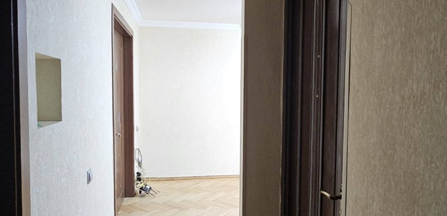 იყიდება 5 ოთახიანი ბინა კომერცოული ფართით გორში, კომბინატის დასახლებაში