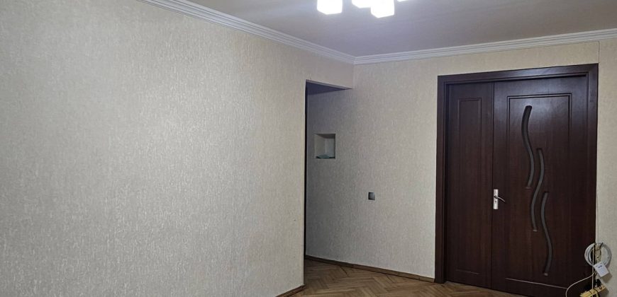 იყიდება 5 ოთახიანი ბინა კომერცოული ფართით გორში, კომბინატის დასახლებაში