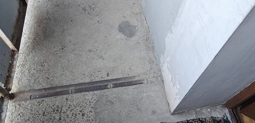 იყიდება 5 ოთახიანი ბინა კომერცოული ფართით გორში, კომბინატის დასახლებაში