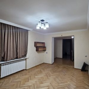 იყიდება 5 ოთახიანი ბინა კომერცოული ფართით გორში, კომბინატის დასახლებაში