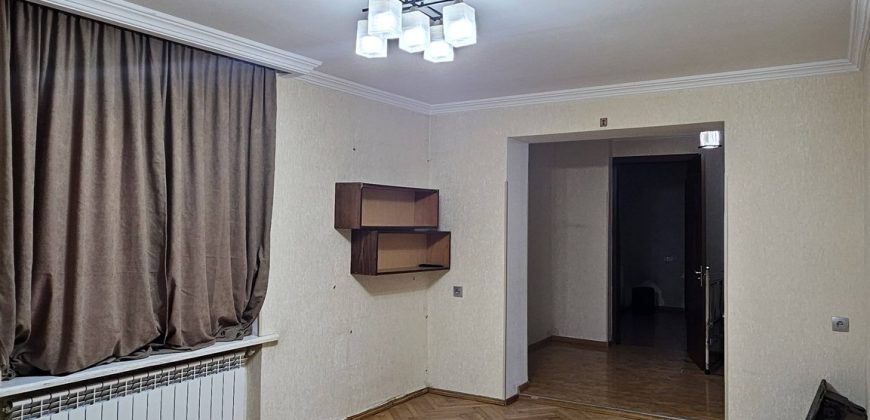 იყიდება 5 ოთახიანი ბინა კომერცოული ფართით გორში, კომბინატის დასახლებაში