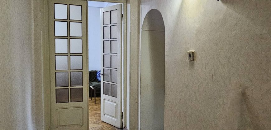 იყიდება 2 ოთახნახევრიანი ბინა გორში, სტალინის გამზირზე