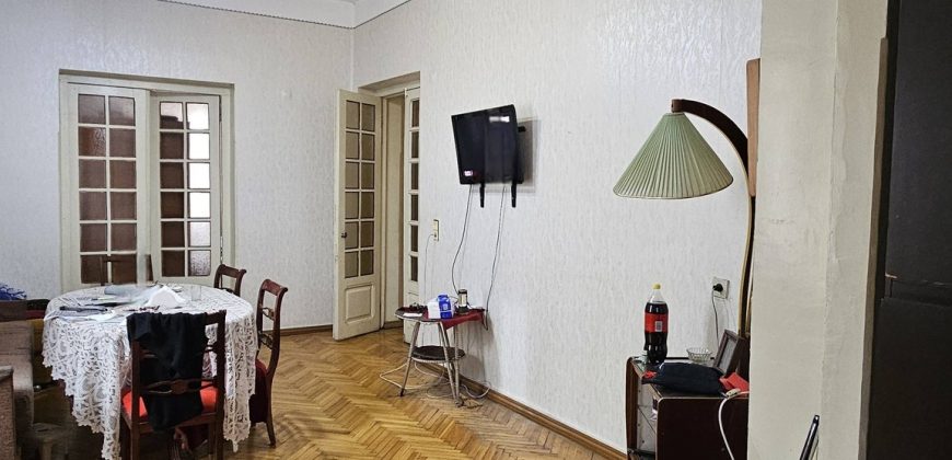 იყიდება 2 ოთახნახევრიანი ბინა გორში, სტალინის გამზირზე