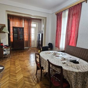 იყიდება 2 ოთახნახევრიანი ბინა გორში, სტალინის გამზირზე