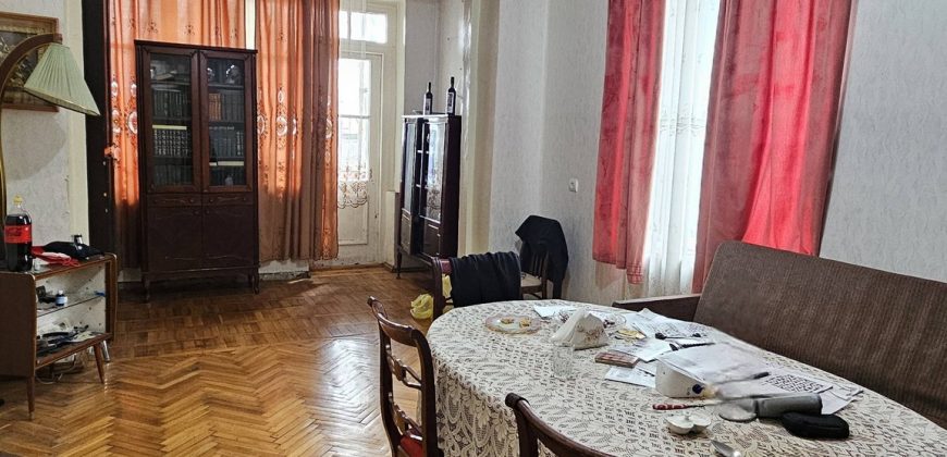 იყიდება 2 ოთახნახევრიანი ბინა გორში, სტალინის გამზირზე