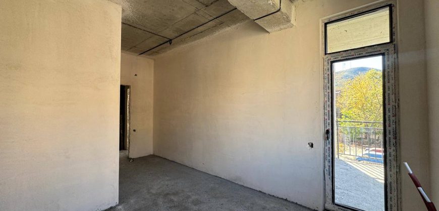 იყიდება 4 ოთახიანი ბინა გორში, ჭალის დასახლებაში